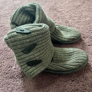 Knit bearpaw boots